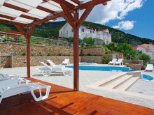 A PRIVATE APARTMENT HOUSE ON THE ISLAND OF BRAČ, LOCATED ONLY 400 METERS FROM THE CENTER OF BOL
