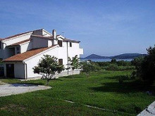 APARTMENT HOUSE WITH BIG LAND PLOT AND PANORAMIC SEA VIEW, TRIBUNJ