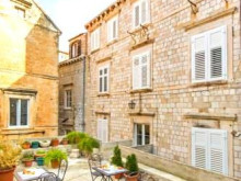 HOUSE IN PALACE WITH SEVERAL APARTMENTS ON THE UNIQUE LOCATION IN THE HEART OF DUBROVNIK