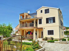PRETTY THREE-STORY HOUSE WITH A SPACIOUS GARDEN SITUATED IN CENTER OF TRIBUNJ