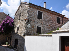 STONE HOUSE IN THE CENTRE OF JELSA