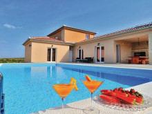 Beautifull villa with swimming pool and tennis court