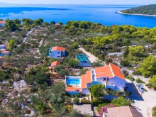 House with pool, 100m from the sea in Maslinica on the island of Solta