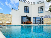 Elegant villa with pool and beautiful sea view on the island of Brač
