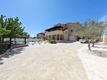 Luxury villa with pool 150m from the beach in Privlaka near Zadar