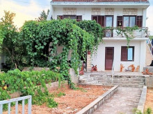 Quality house only 120 meters from the sea, with a large garden and parking - the island of Hvar
