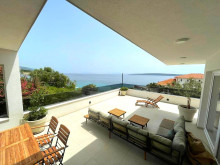 Attractive villa with restaurant, first row to the sea - island of Hvar