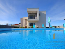 Elegant apartment villa with swimming pool near Zadar