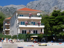 Hotel in a great location next to the beach on the Makarska Riviera