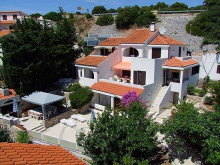 Beautiful apartment villa on the first row by the sea in Primošten