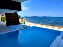 Luxury apartment in a TOP location, first row to the beach in the vicinity of Zadar