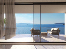 Luxury penthouse in a new building, 1st row by the sea near Trogir