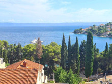 A spacious apartment with a beautiful view of the sea in Sumartin on the island of Brač