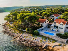 Charming villa with pool, first row to the sea near Splitska on the island of Brač