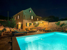A beautiful estate with two stone houses and an impressive garden - island of Hvar