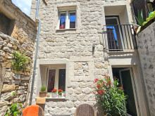 Renovated stone house with garden 50 m from the beach in the center of Kaštel Lukšić