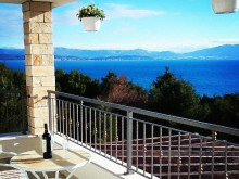 A beautiful apartment house with a view of the sea on the island of Šolta