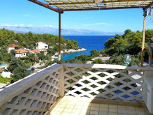 Apartment house in a great location 80 m from the sea on the island of Hvar